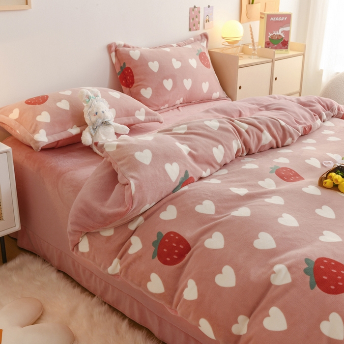 91家纺网 家纺一手货源 找家纺 金盛纺 2025新款高克重牛奶绒印花系列四件套(可定制) 桃心草莓