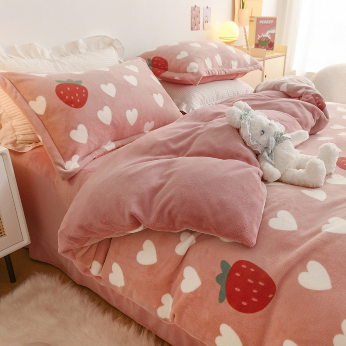 91家纺网 家纺一手货源 找家纺 金盛纺 2025新款高克重牛奶绒印花系列四件套(可定制) 桃心草莓