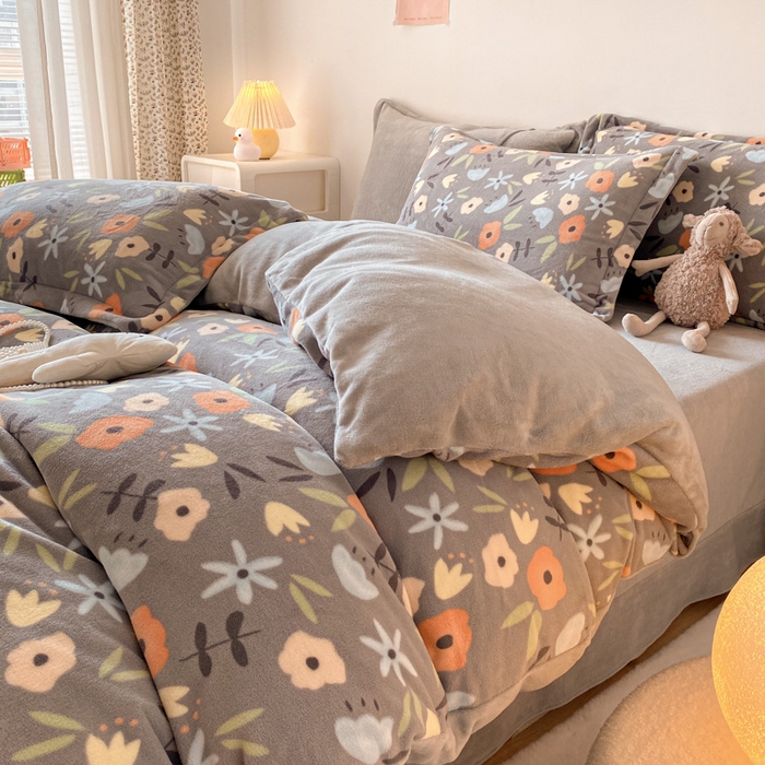 91家纺网 家纺一手货源 找家纺 金盛纺 2025新款高克重牛奶绒印花系列四件套(可定制) 繁花（灰）