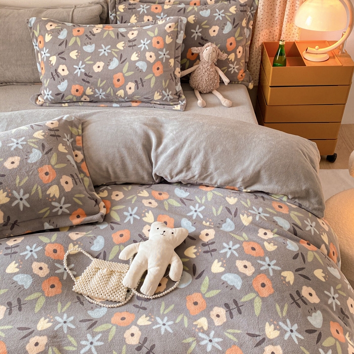 91家纺网 家纺一手货源 找家纺 金盛纺 2025新款高克重牛奶绒印花系列四件套(可定制) 繁花（灰）