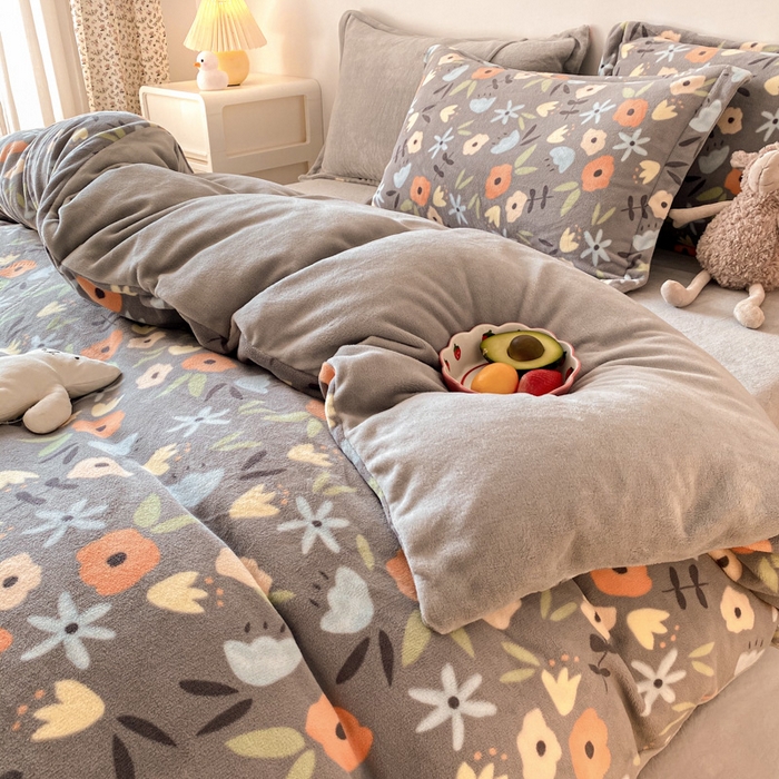 91家纺网 家纺一手货源 找家纺 金盛纺 2025新款高克重牛奶绒印花系列四件套(可定制) 繁花（灰）