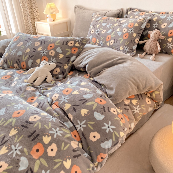 91家纺网 家纺一手货源 找家纺 金盛纺 2025新款高克重牛奶绒印花系列四件套(可定制) 繁花（灰）