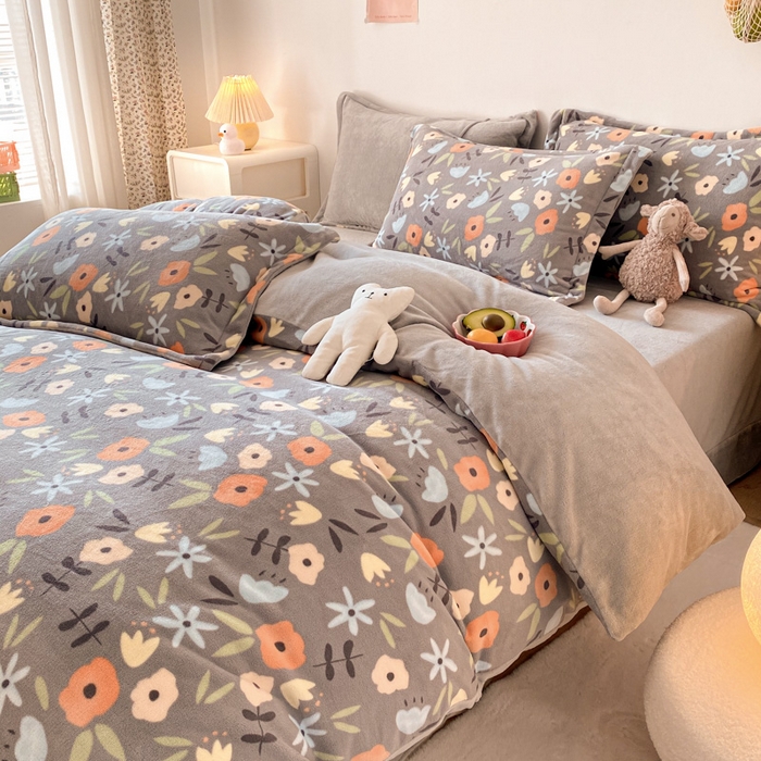 91家纺网 家纺一手货源 找家纺 金盛纺 2025新款高克重牛奶绒印花系列四件套(可定制) 繁花（灰）