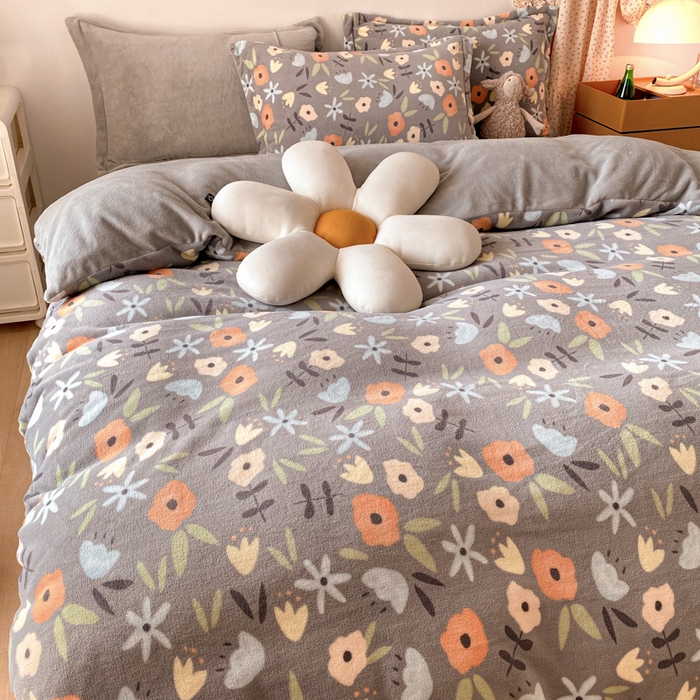 91家纺网 家纺一手货源 找家纺 金盛纺 2025新款高克重牛奶绒印花系列四件套(可定制) 繁花（灰）