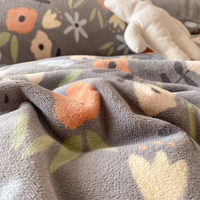 91家纺网 家纺一手货源 找家纺 金盛纺 2025新款高克重牛奶绒印花系列四件套(可定制) 繁花（灰）