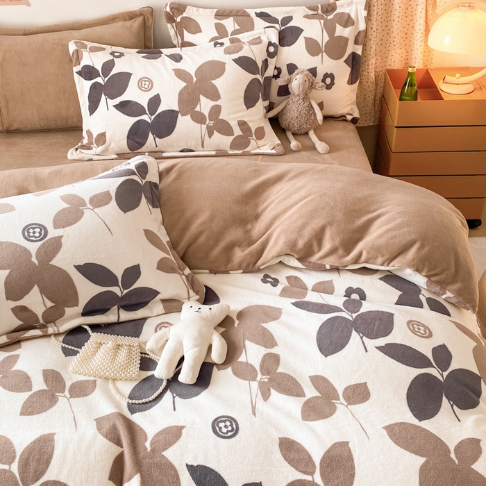 91家纺网 家纺一手货源 找家纺 金盛纺 2025新款高克重牛奶绒印花系列四件套(可定制) 落叶