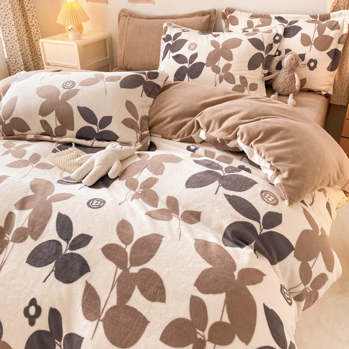 91家纺网 家纺一手货源 找家纺 金盛纺 2025新款高克重牛奶绒印花系列四件套(可定制) 落叶