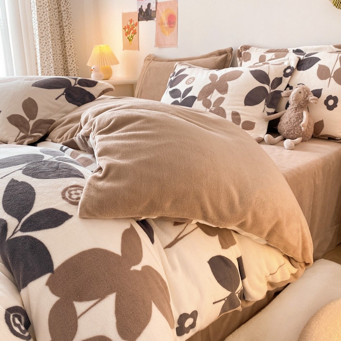 91家纺网 家纺一手货源 找家纺 金盛纺 2025新款高克重牛奶绒印花系列四件套(可定制) 落叶