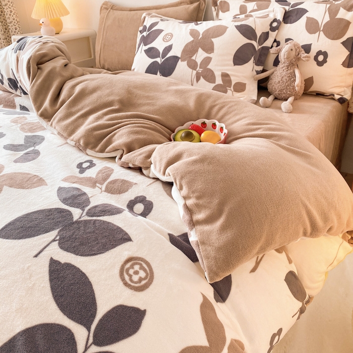 91家纺网 家纺一手货源 找家纺 金盛纺 2025新款高克重牛奶绒印花系列四件套(可定制) 落叶