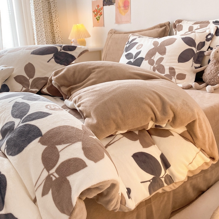 91家纺网 家纺一手货源 找家纺 金盛纺 2025新款高克重牛奶绒印花系列四件套(可定制) 落叶