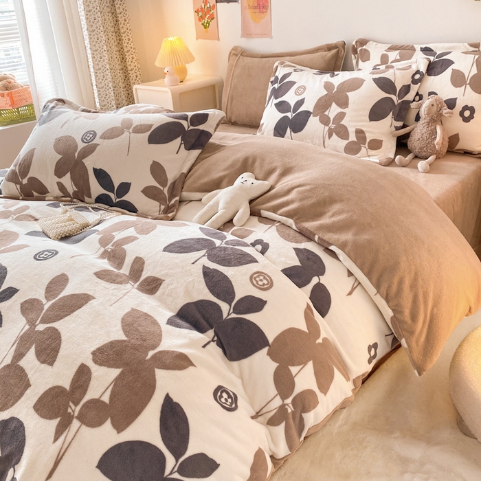 91家纺网 家纺一手货源 找家纺 金盛纺 2025新款高克重牛奶绒印花系列四件套(可定制) 落叶