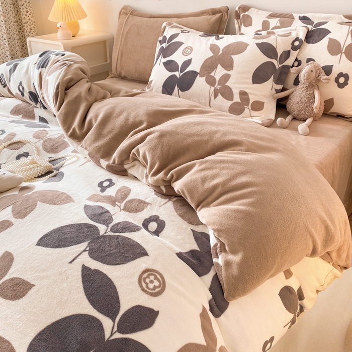 91家纺网 家纺一手货源 找家纺 金盛纺 2025新款高克重牛奶绒印花系列四件套(可定制) 落叶