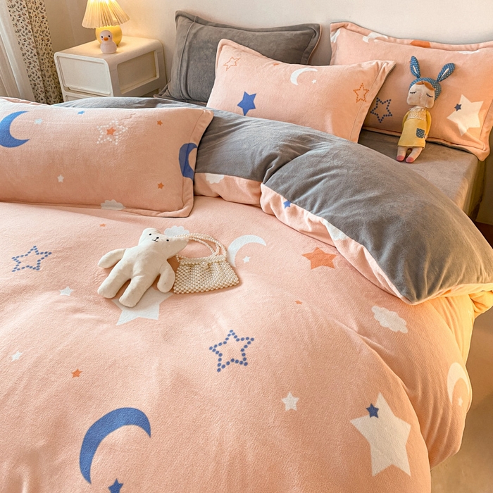 91家纺网 家纺一手货源 找家纺 金盛纺 2025新款高克重牛奶绒印花系列四件套(可定制) 梦幻星空（粉）