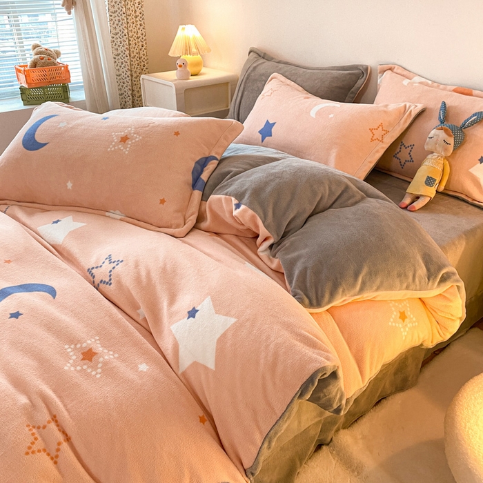 91家纺网 家纺一手货源 找家纺 金盛纺 2025新款高克重牛奶绒印花系列四件套(可定制) 梦幻星空（粉）