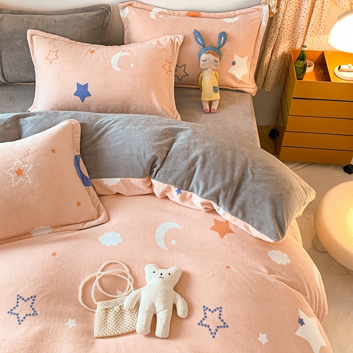 91家纺网 家纺一手货源 找家纺 金盛纺 2025新款高克重牛奶绒印花系列四件套(可定制) 梦幻星空（粉）