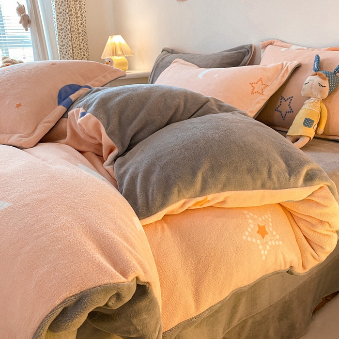 91家纺网 家纺一手货源 找家纺 金盛纺 2025新款高克重牛奶绒印花系列四件套(可定制) 梦幻星空（粉）