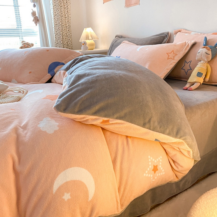 91家纺网 家纺一手货源 找家纺 金盛纺 2025新款高克重牛奶绒印花系列四件套(可定制) 梦幻星空（粉）