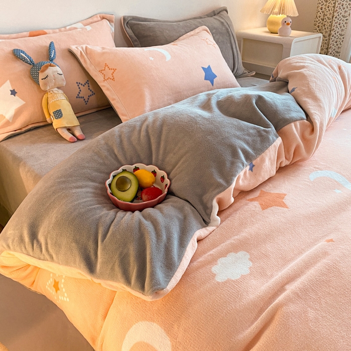 91家纺网 家纺一手货源 找家纺 金盛纺 2025新款高克重牛奶绒印花系列四件套(可定制) 梦幻星空（粉）