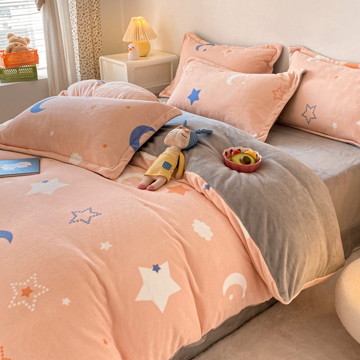 91家纺网 家纺一手货源 找家纺 金盛纺 2025新款高克重牛奶绒印花系列四件套(可定制) 梦幻星空（粉）