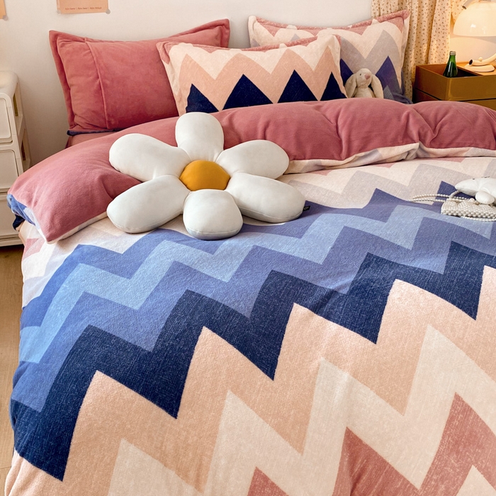 91家纺网 家纺一手货源 找家纺 金盛纺 2025新款高克重牛奶绒印花系列四件套(可定制) 梦境（粉）