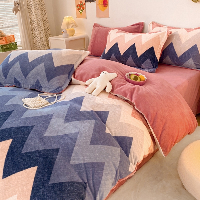 91家纺网 家纺一手货源 找家纺 金盛纺 2025新款高克重牛奶绒印花系列四件套(可定制) 梦境（粉）