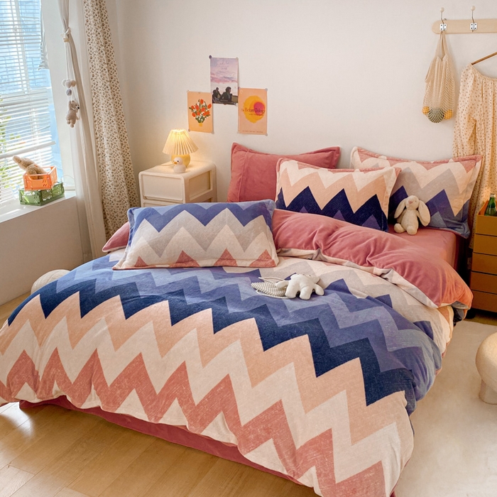 91家纺网 家纺一手货源 找家纺 金盛纺 2025新款高克重牛奶绒印花系列四件套(可定制) 梦境（粉）