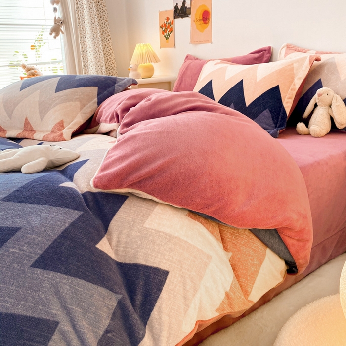 91家纺网 家纺一手货源 找家纺 金盛纺 2025新款高克重牛奶绒印花系列四件套(可定制) 梦境（粉）