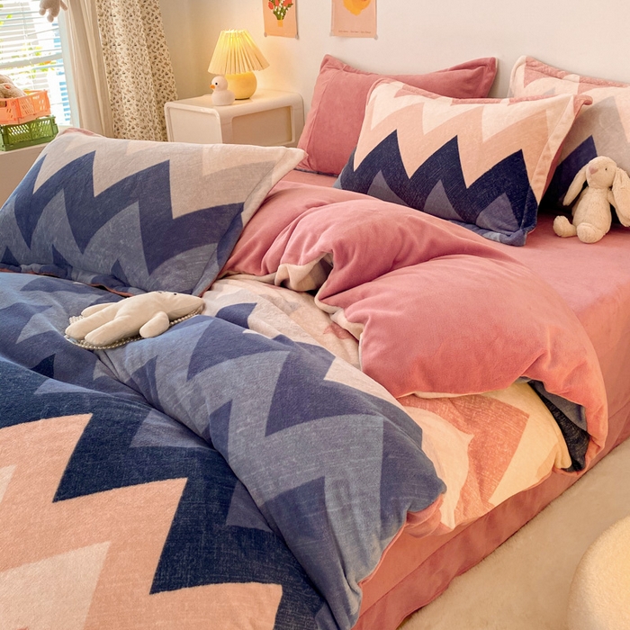 91家纺网 家纺一手货源 找家纺 金盛纺 2025新款高克重牛奶绒印花系列四件套(可定制) 梦境（粉）