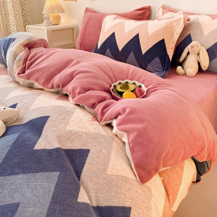 91家纺网 家纺一手货源 找家纺 金盛纺 2025新款高克重牛奶绒印花系列四件套(可定制) 梦境（粉）