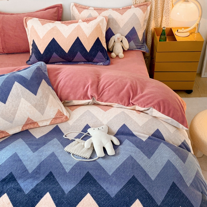 91家纺网 家纺一手货源 找家纺 金盛纺 2025新款高克重牛奶绒印花系列四件套(可定制) 梦境（粉）