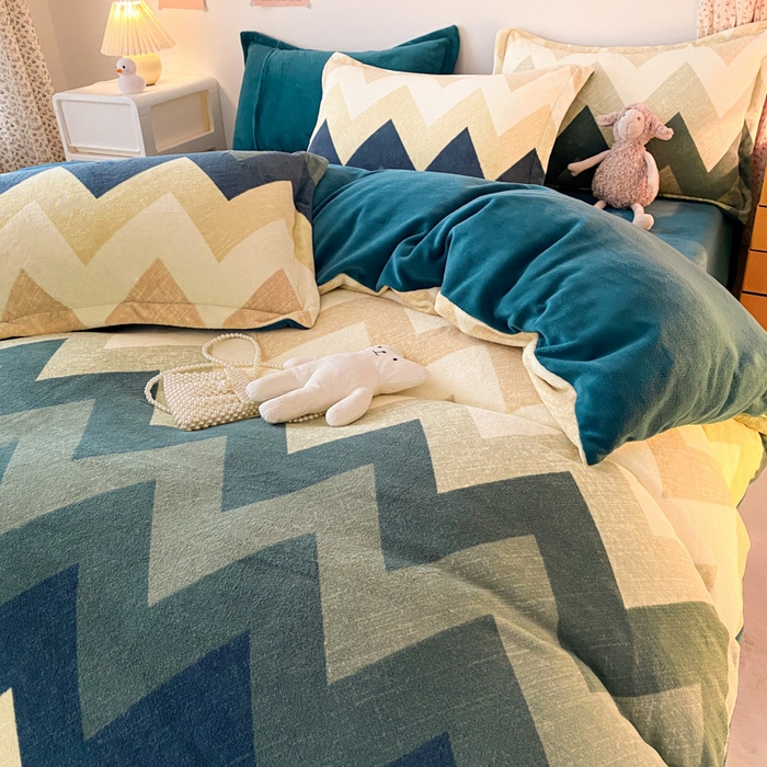 91家纺网 家纺一手货源 找家纺 金盛纺 2025新款高克重牛奶绒印花系列四件套(可定制) 梦境（绿）