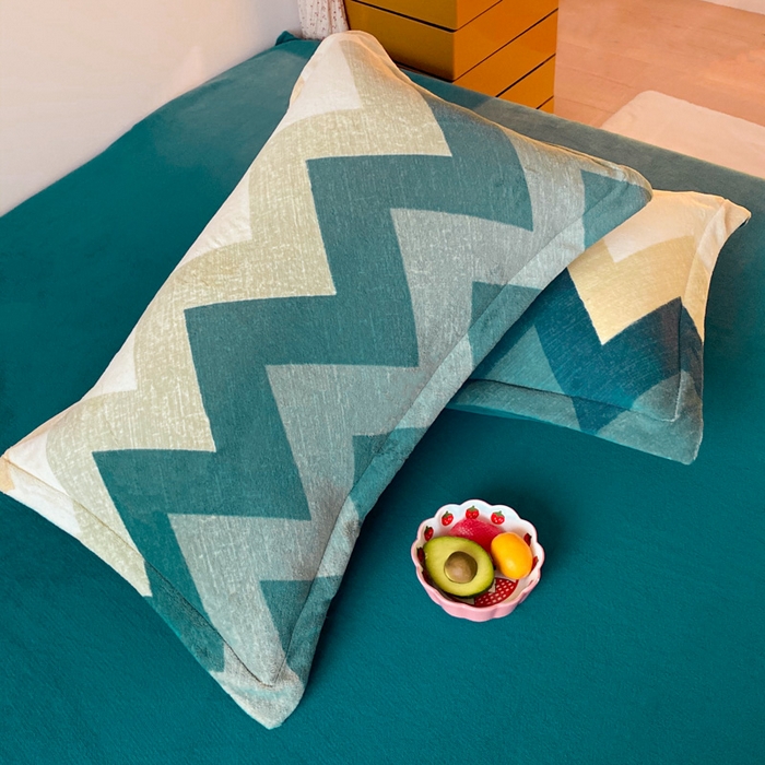 91家纺网 家纺一手货源 找家纺 金盛纺 2025新款高克重牛奶绒印花系列四件套(可定制) 梦境（绿）