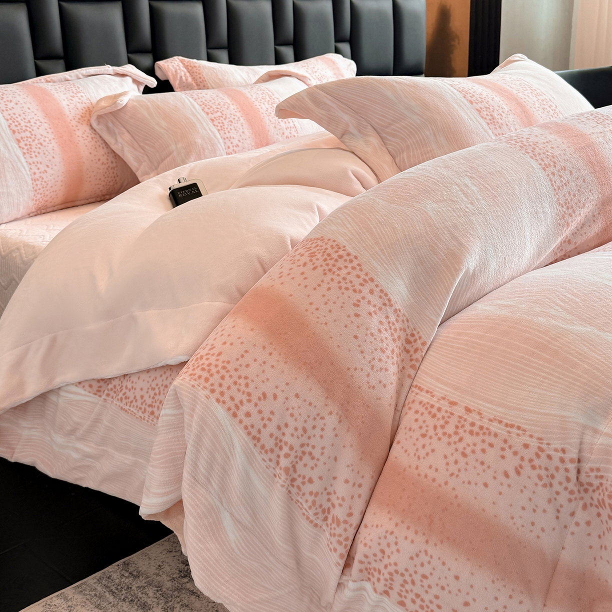 91家纺网 家纺一手货源 找家纺 新方向 2025新款240克全消光A类数码印花牛奶绒四件套床盖款-情怀 情怀-蔷薇粉