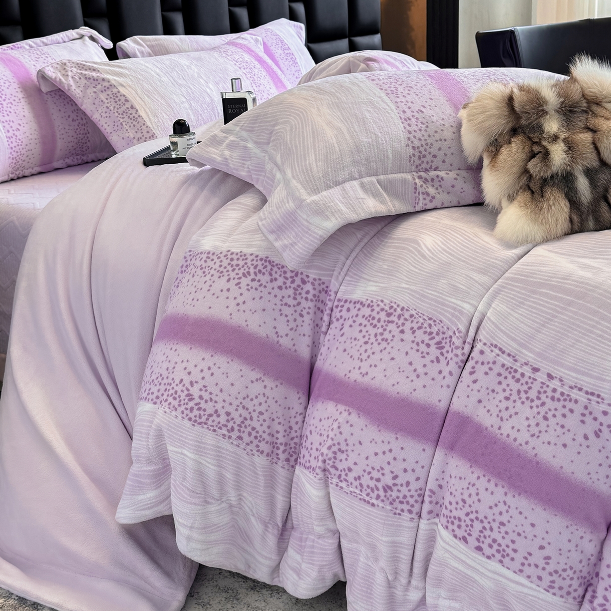 91家纺网 家纺一手货源 找家纺 新方向 2025新款240克全消光A类数码印花牛奶绒四件套床盖款-情怀 情怀-魅紫