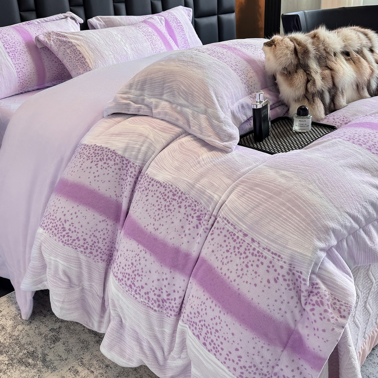 91家纺网 家纺一手货源 找家纺 新方向 2025新款240克全消光A类数码印花牛奶绒四件套床盖款-情怀 情怀-魅紫
