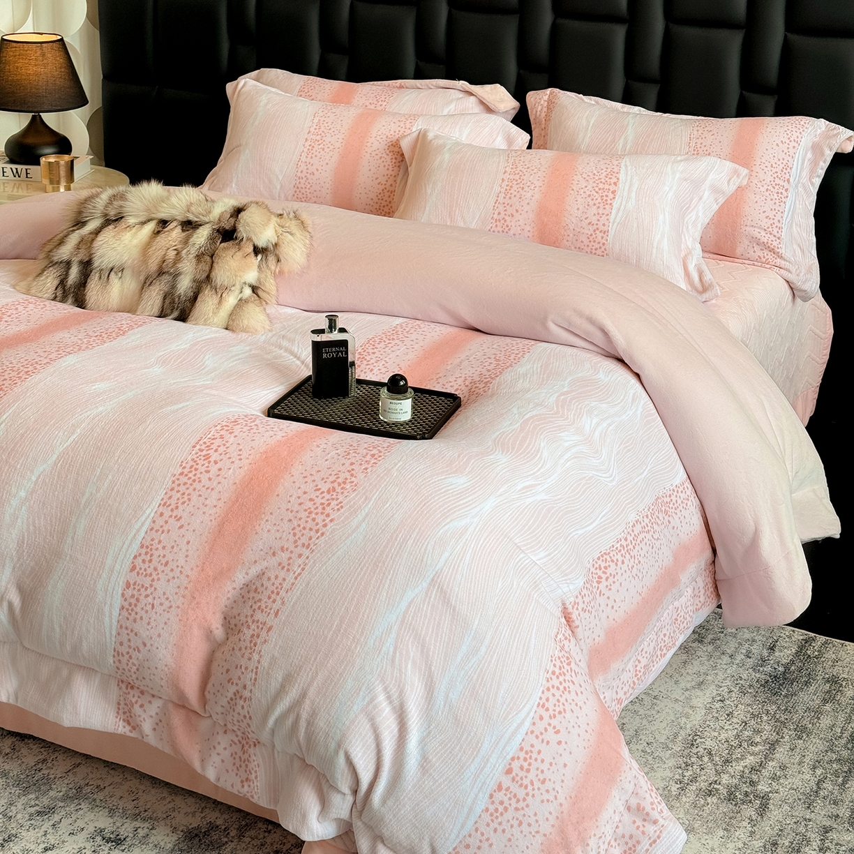 91家纺网 家纺一手货源 找家纺 新方向 2025新款240克全消光A类数码印花牛奶绒四件套床盖款-情怀 情怀-蔷薇粉