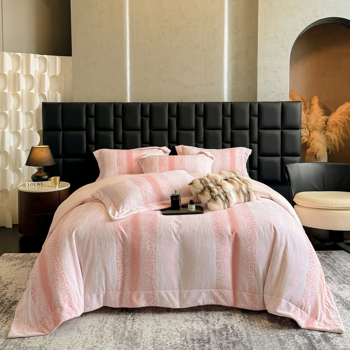 91家纺网 家纺一手货源 找家纺 新方向 2025新款240克全消光A类数码印花牛奶绒四件套床盖款-情怀 情怀-蔷薇粉