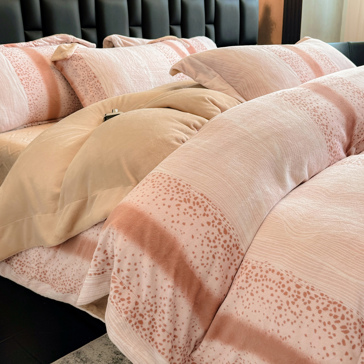 91家纺网 家纺一手货源 找家纺 新方向 2025新款240克全消光A类数码印花牛奶绒四件套床盖款-情怀 情怀-香槟