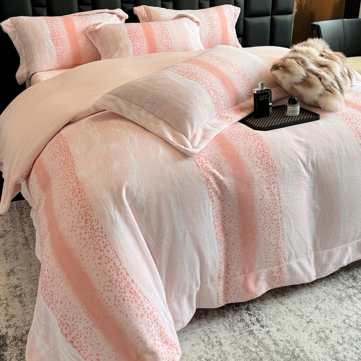 91家纺网 家纺一手货源 找家纺 新方向 2025新款240克全消光A类数码印花牛奶绒四件套床盖款-情怀 情怀-蔷薇粉