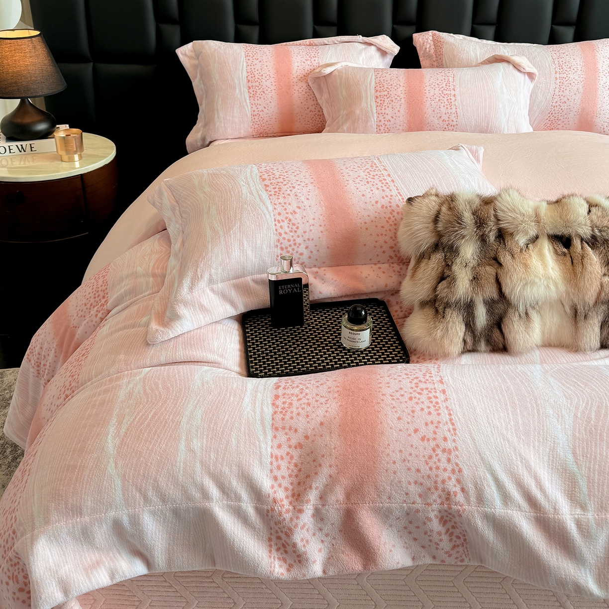 91家纺网 家纺一手货源 找家纺 新方向 2025新款240克全消光A类数码印花牛奶绒四件套床盖款-情怀 情怀-蔷薇粉