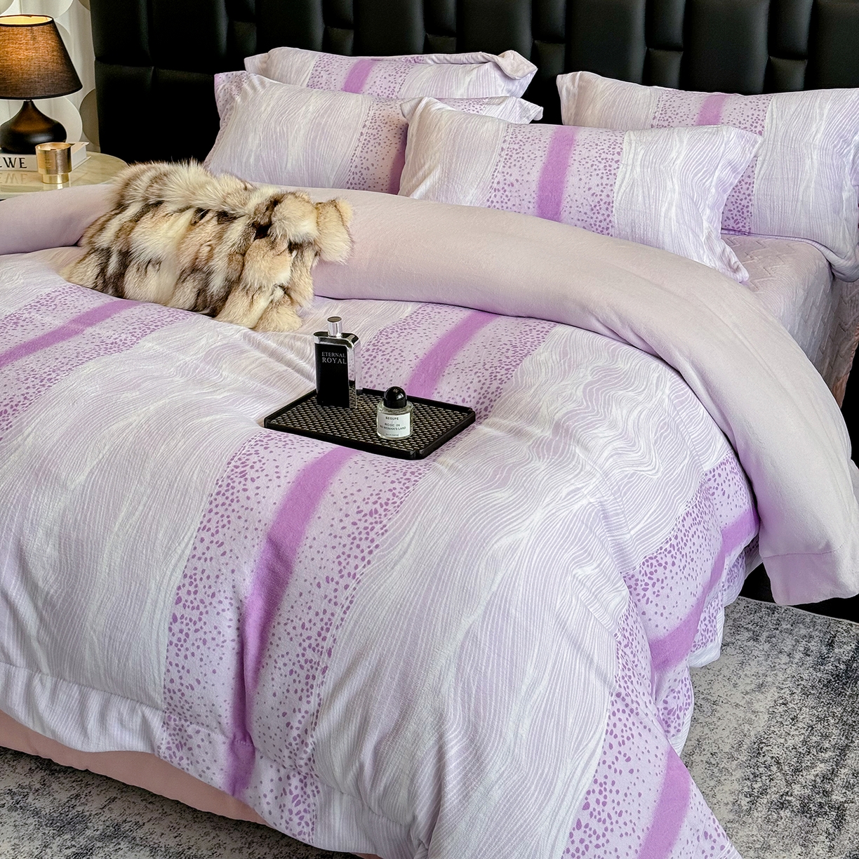 91家纺网 家纺一手货源 找家纺 新方向 2025新款240克全消光A类数码印花牛奶绒四件套床盖款-情怀 情怀-魅紫