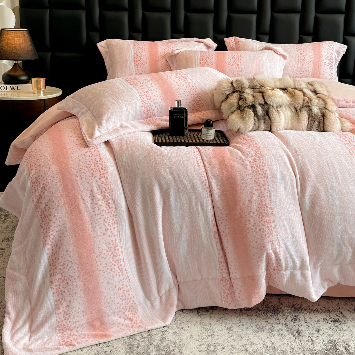 91家纺网 家纺一手货源 找家纺 新方向 2025新款240克全消光A类数码印花牛奶绒四件套床盖款-情怀 情怀-蔷薇粉