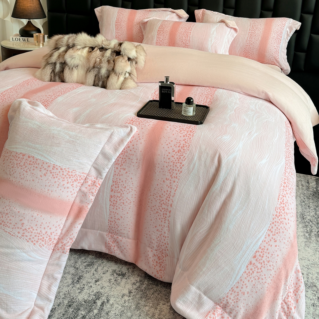 91家纺网 家纺一手货源 找家纺 新方向 2025新款240克全消光A类数码印花牛奶绒四件套床盖款-情怀 情怀-蔷薇粉