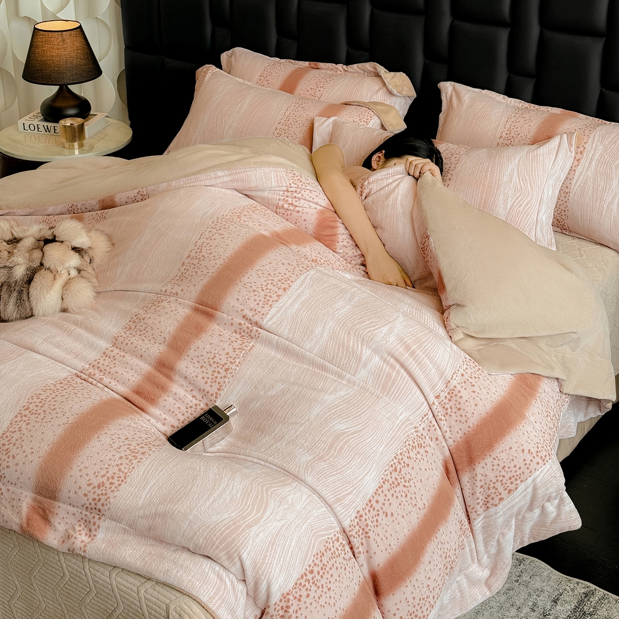 91家纺网 家纺一手货源 找家纺 新方向 2025新款240克全消光A类数码印花牛奶绒四件套床盖款-情怀 情怀-香槟