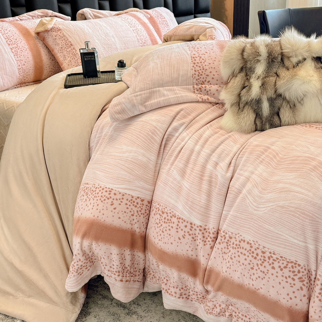 91家纺网 家纺一手货源 找家纺 新方向 2025新款240克全消光A类数码印花牛奶绒四件套床盖款-情怀 情怀-香槟