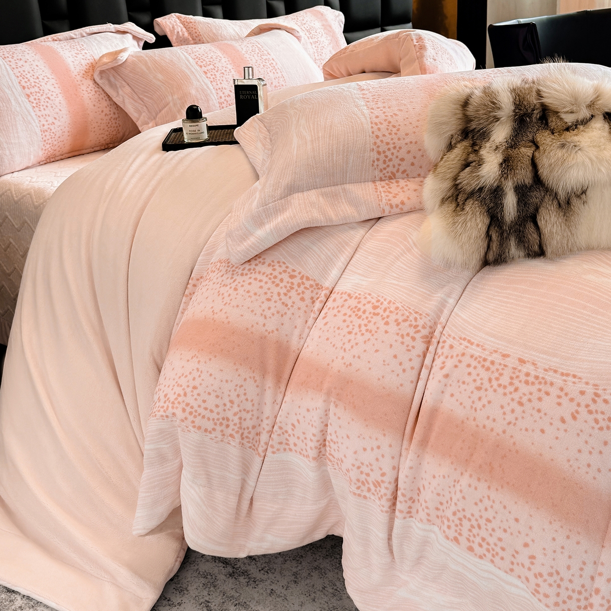 91家纺网 家纺一手货源 找家纺 新方向 2025新款240克全消光A类数码印花牛奶绒四件套床盖款-情怀 情怀-蔷薇粉