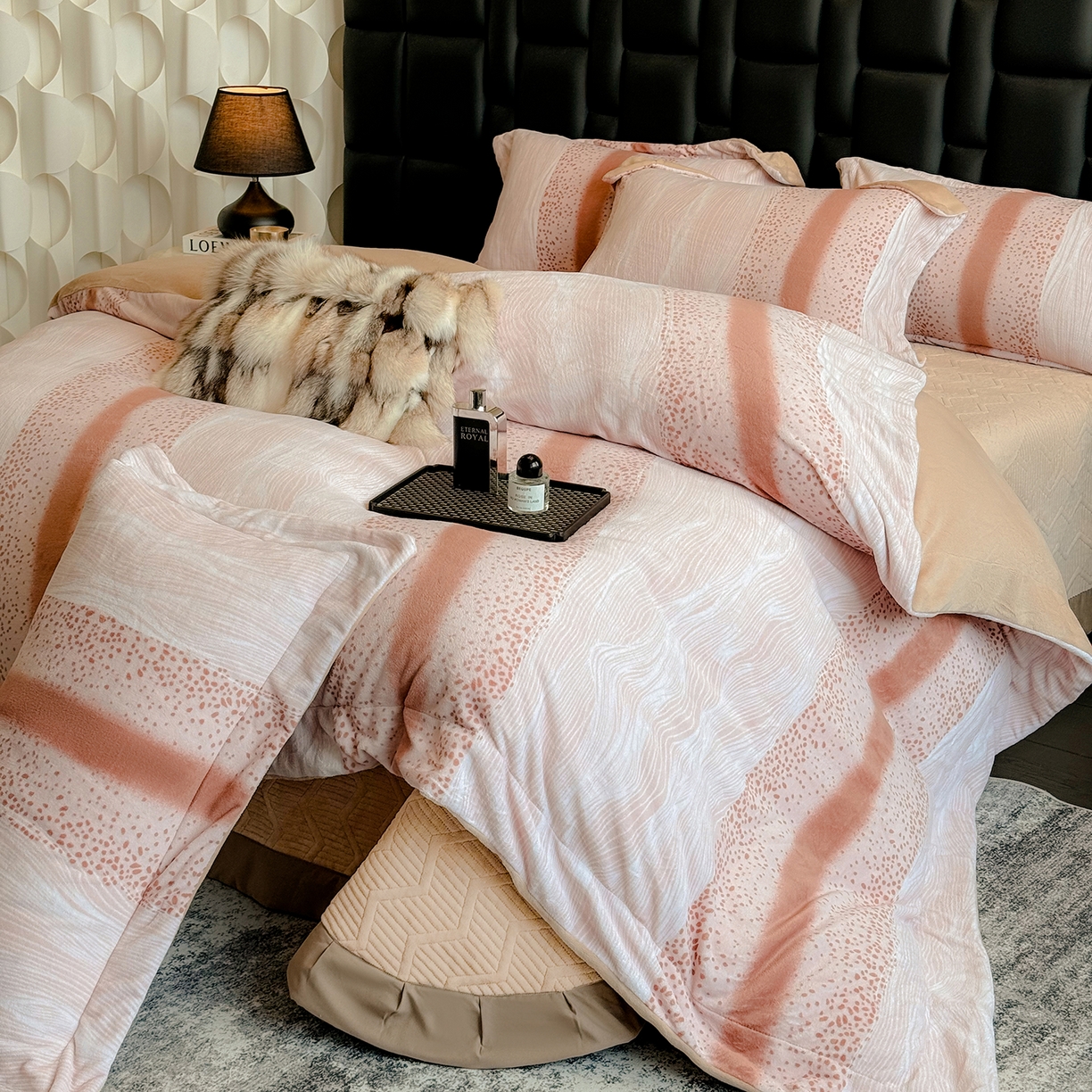 91家纺网 家纺一手货源 找家纺 新方向 2025新款240克全消光A类数码印花牛奶绒四件套床盖款-情怀 情怀-香槟