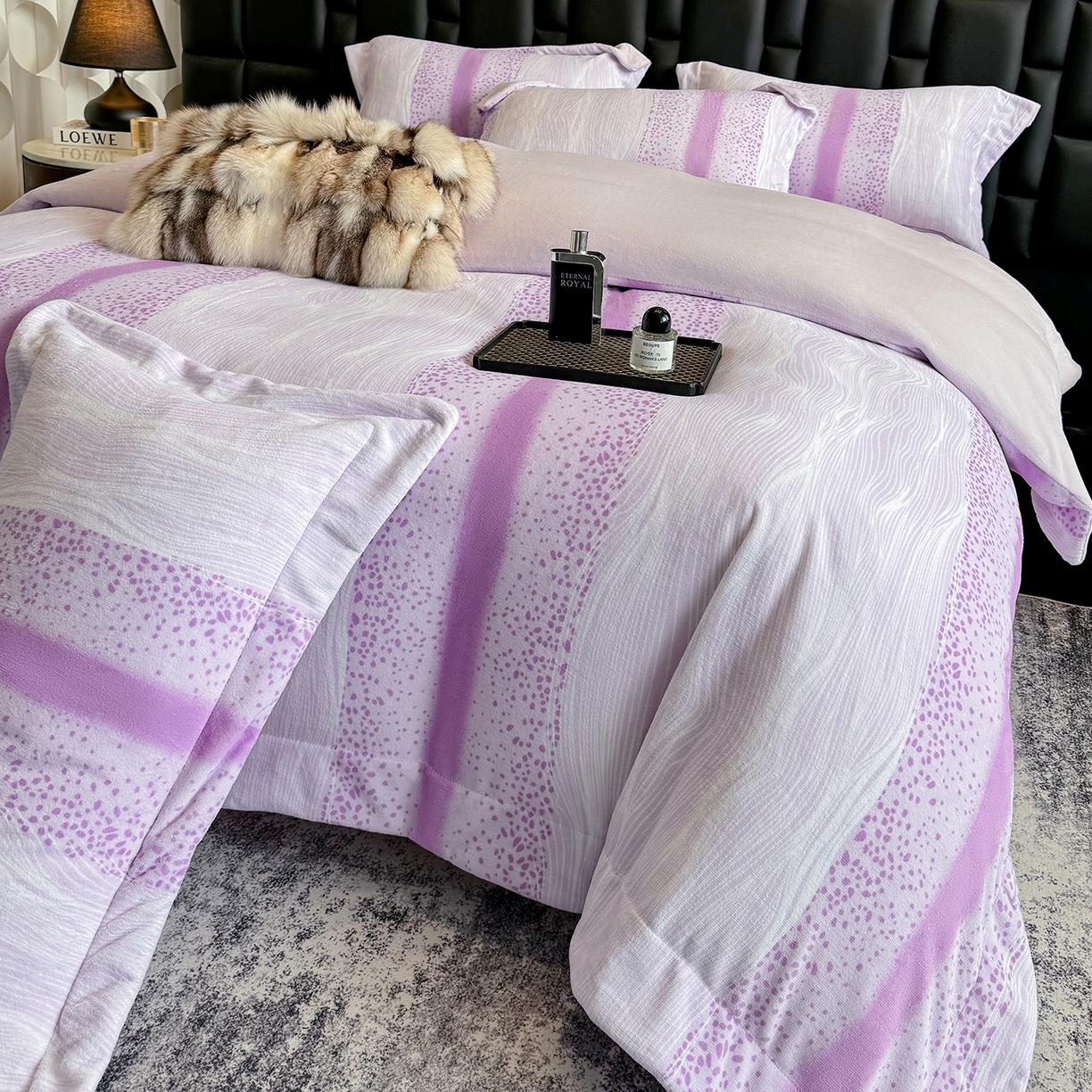 91家纺网 家纺一手货源 找家纺 新方向 2025新款240克全消光A类数码印花牛奶绒四件套床盖款-情怀 情怀-魅紫