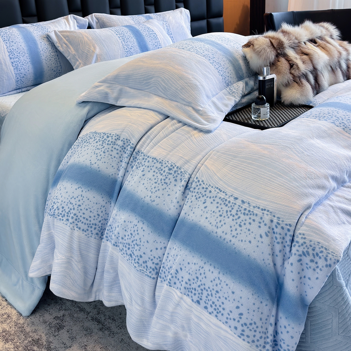 91家纺网 家纺一手货源 找家纺 新方向 2025新款240克全消光A类数码印花牛奶绒四件套床盖款-情怀 情怀-星月蓝