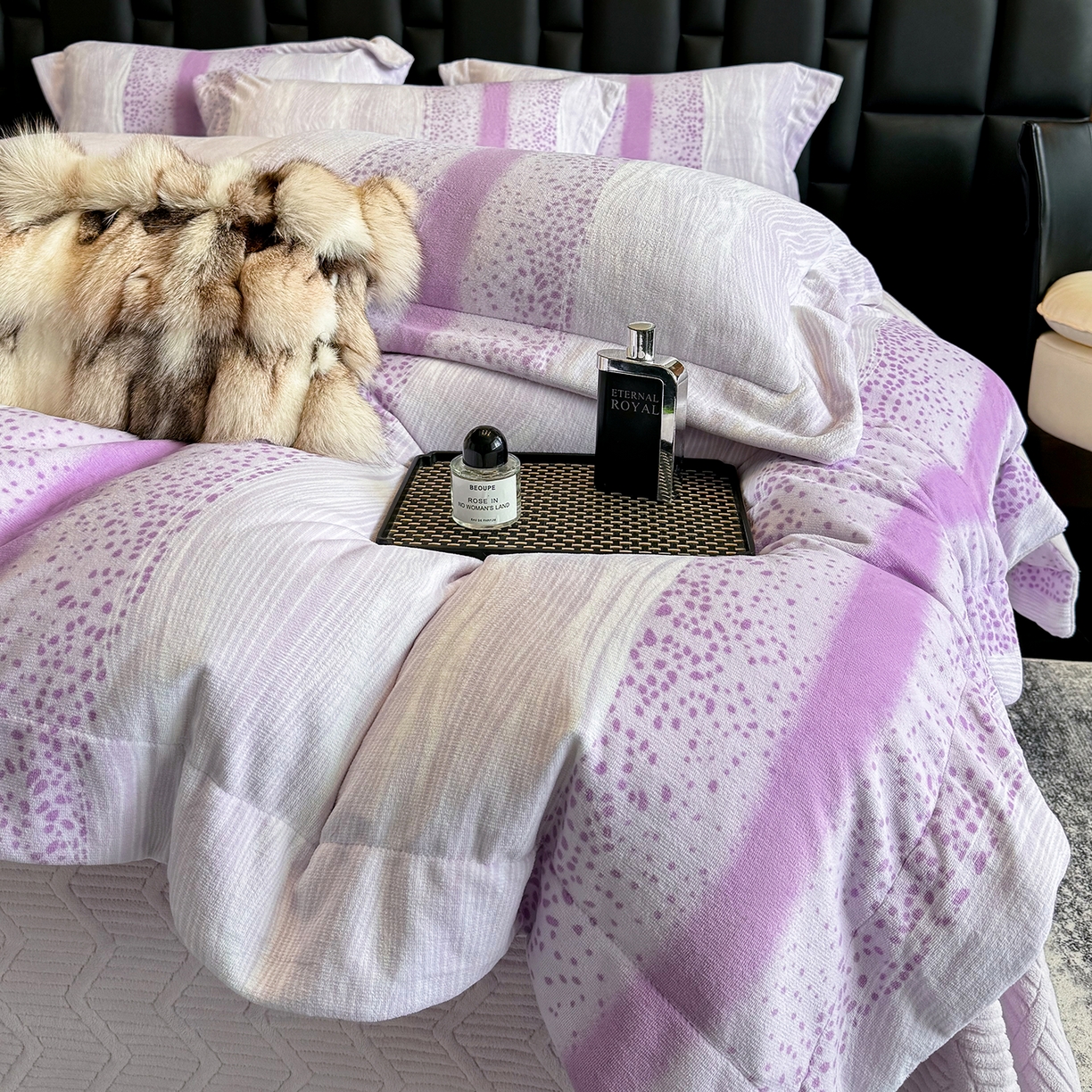 91家纺网 家纺一手货源 找家纺 新方向 2025新款240克全消光A类数码印花牛奶绒四件套床盖款-情怀 情怀-魅紫